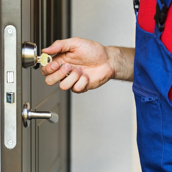 la cerrajería residencial trabaja con cerraduras de alta seguridad para garantizar la protección del hogar